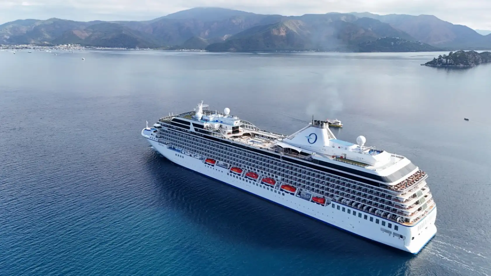 'Marina' kruvaziyeri 1193 yolcusuyla Marmaris'e geldi