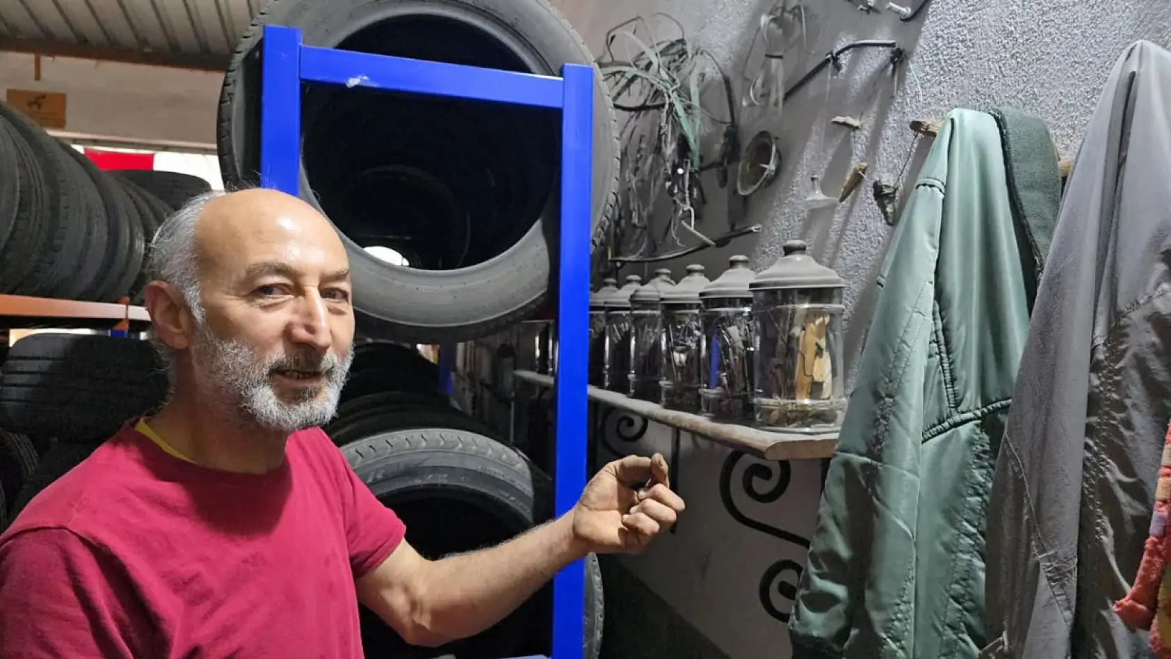Muğla'da bir tamirci lastiklerden çıkan parçaları koleksiyon olarak saklıyor