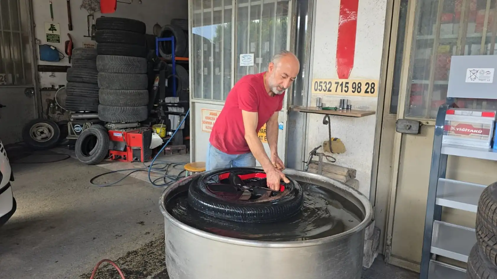 Muğla'da bir tamirci lastiklerden çıkan parçaları koleksiyon olarak saklıyor