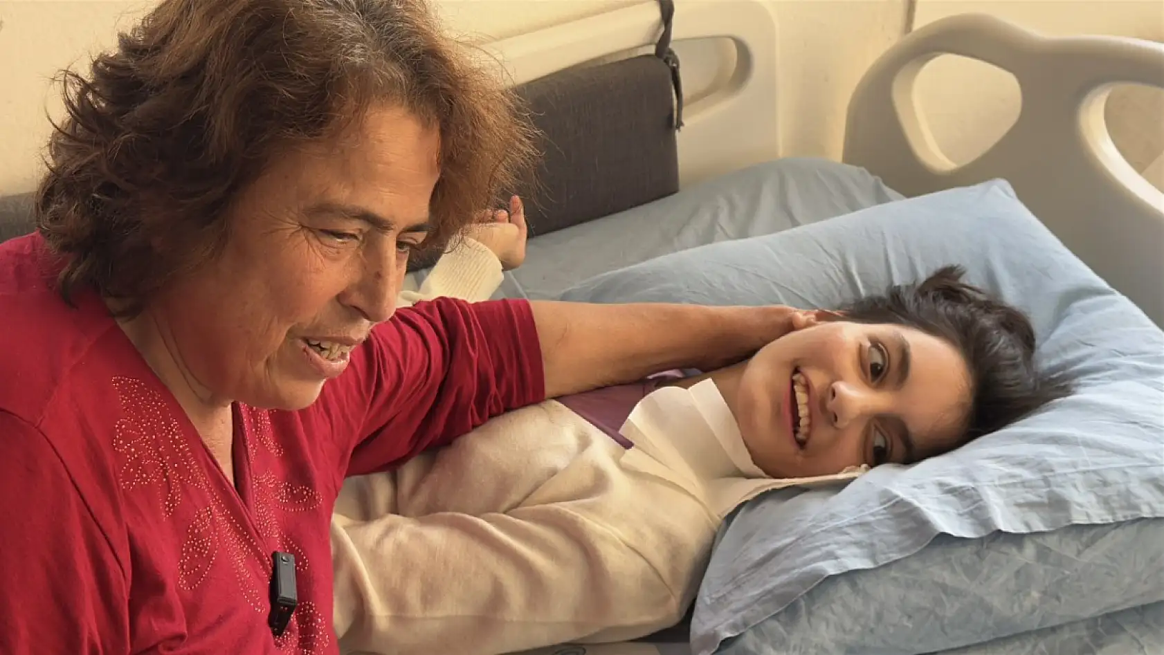 Bodrum'un 'süper babaannesi' bel ağrılarına rağmen torununa özveriyle bakıyor