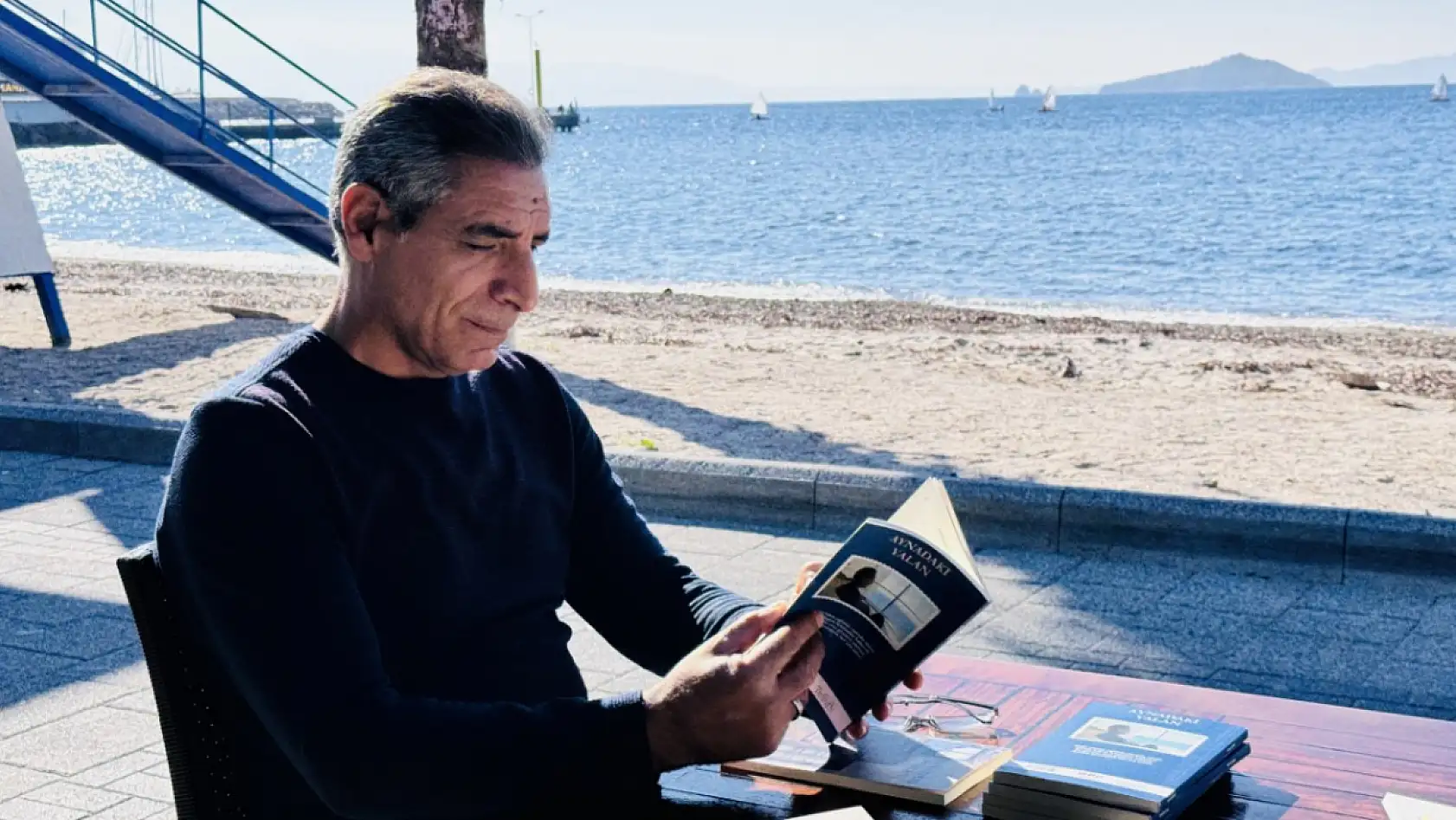 Bodrum'da emekli polis memuru 'Aynadaki Yalan' isimli ikinci kitabını çıkardı