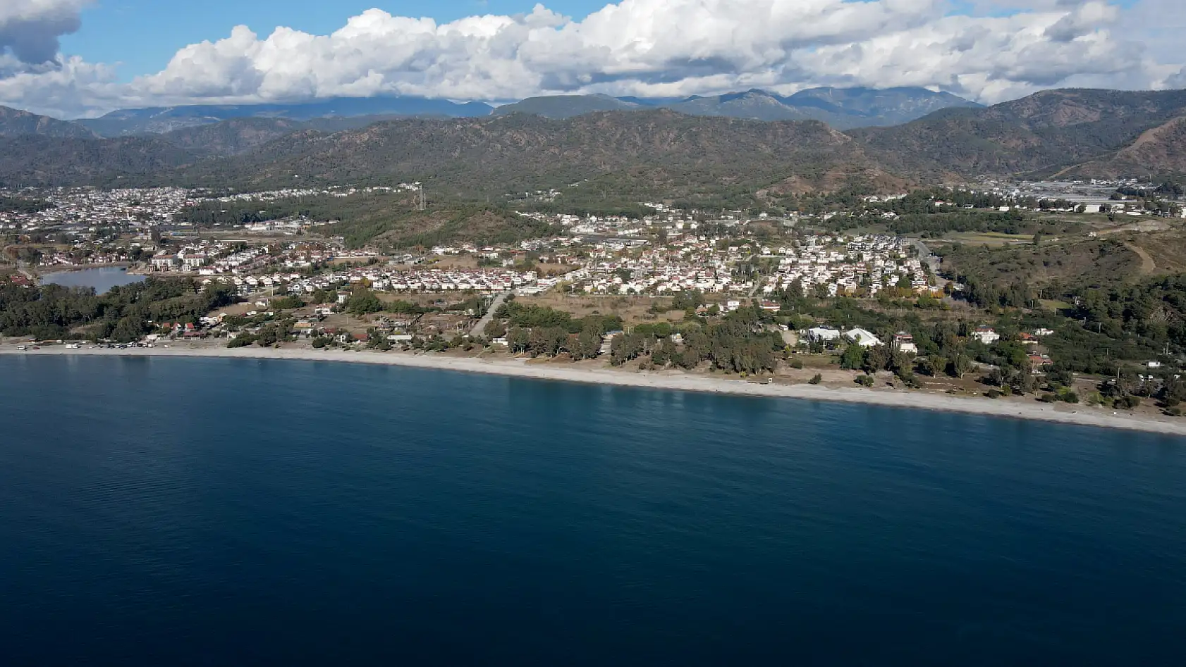 Fethiye sahilinde imara aykırı yapıların yıkımı tamamlandı