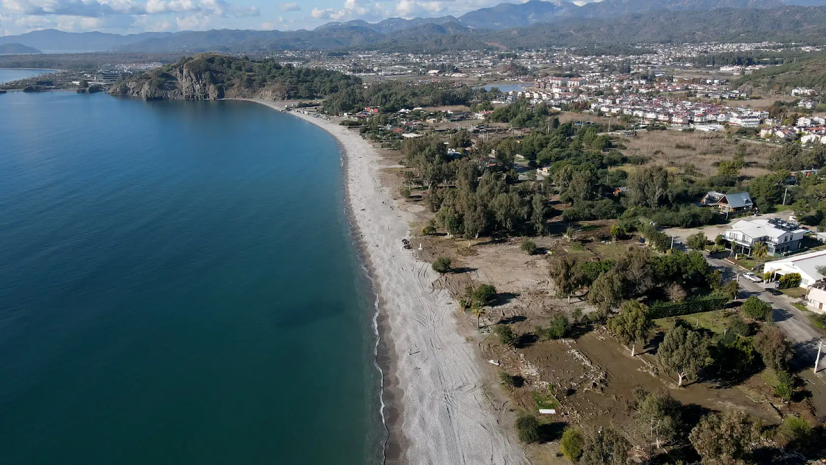 Fethiye sahilinde imara aykırı yapıların yıkımı tamamlandı