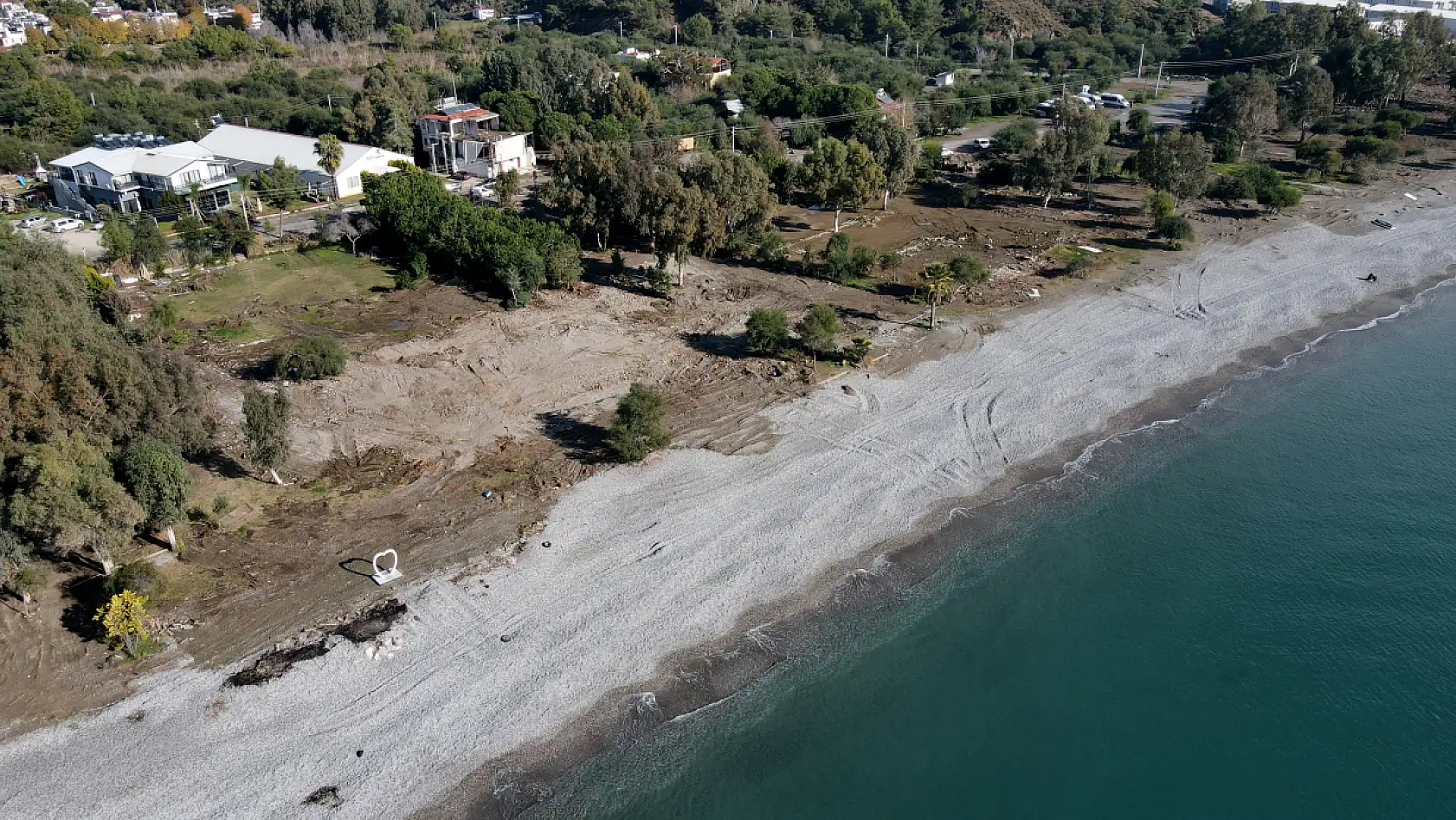 Fethiye sahilinde imara aykırı yapıların yıkımı tamamlandı