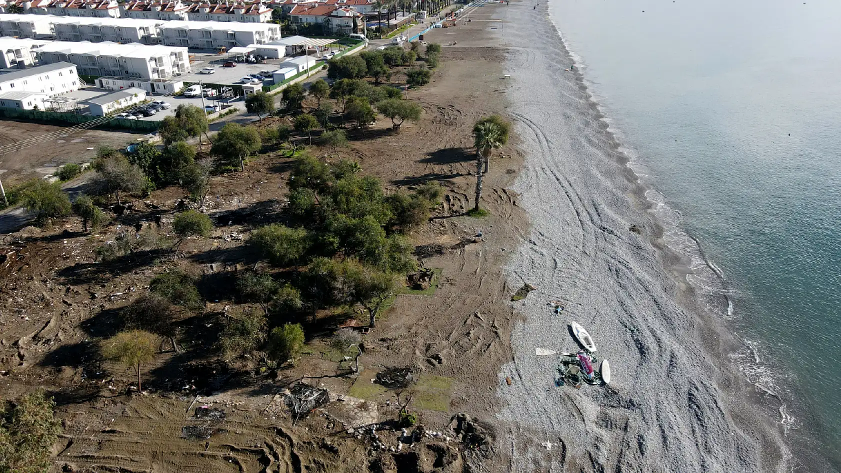 Fethiye sahilinde imara aykırı yapıların yıkımı tamamlandı