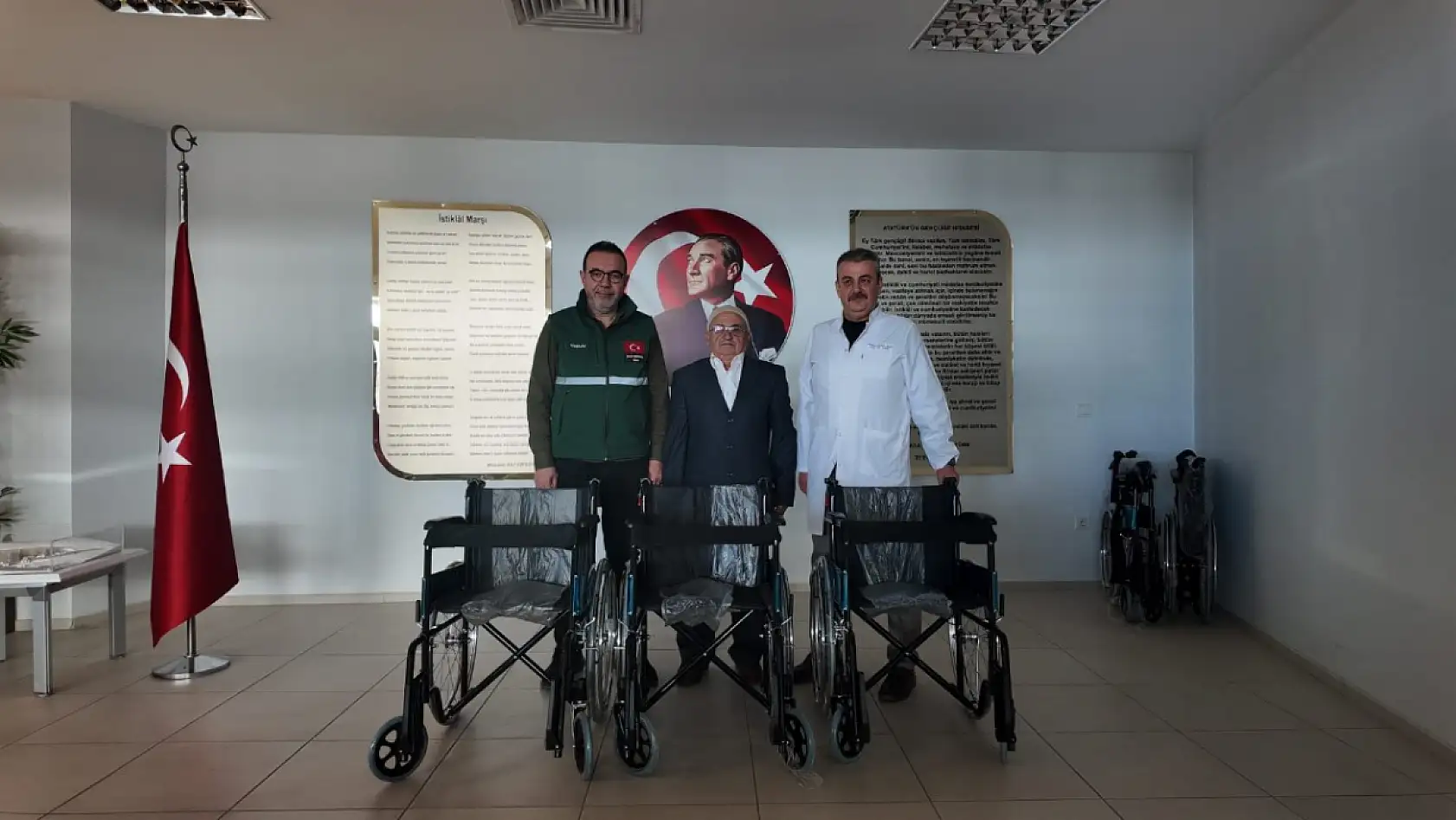 Muğla'da Yeşilay gönüllüsü, hastaneye 13 tekerlekli sandalye bağışladı