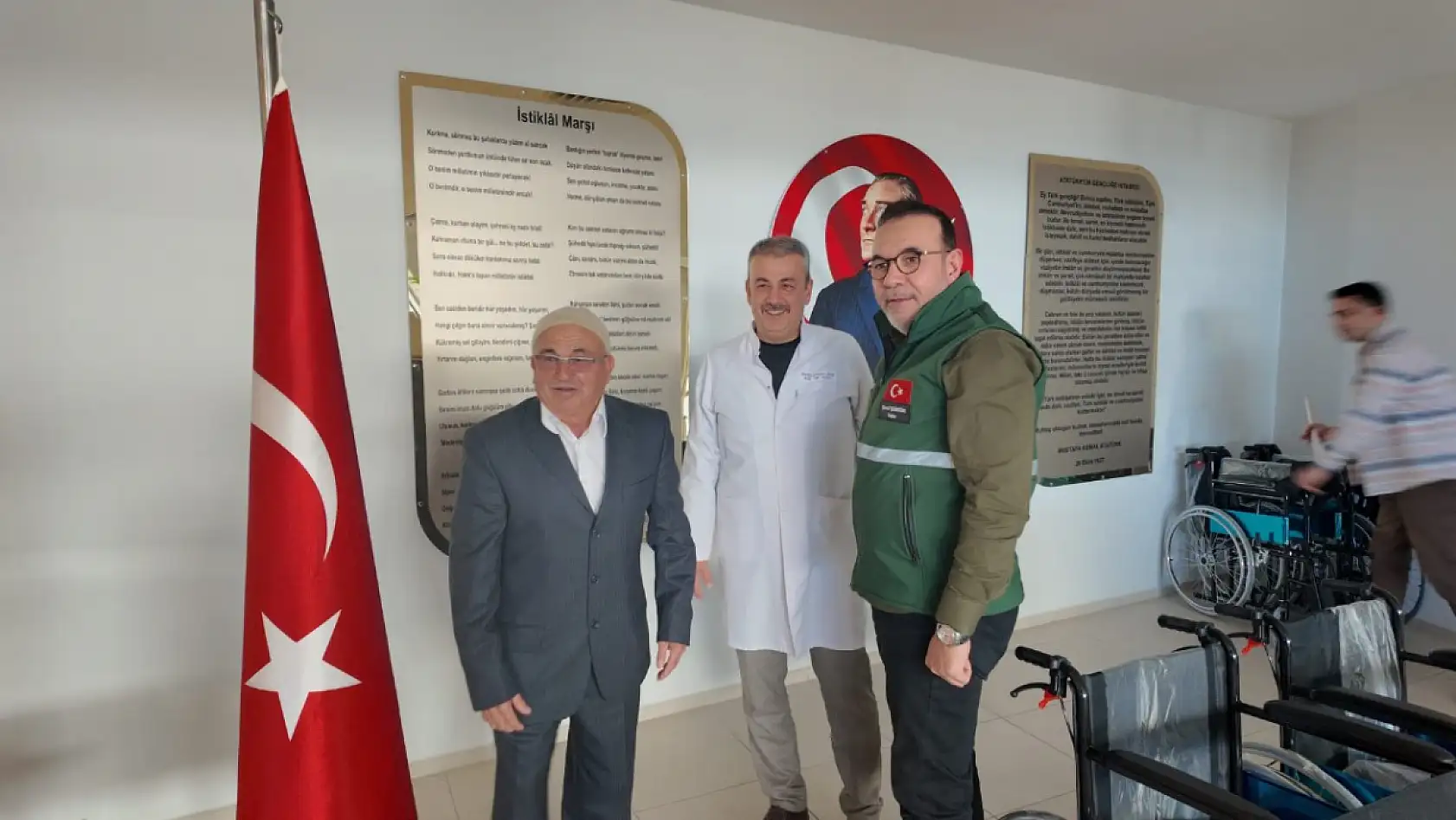 Muğla'da Yeşilay gönüllüsü, hastaneye 13 tekerlekli sandalye bağışladı