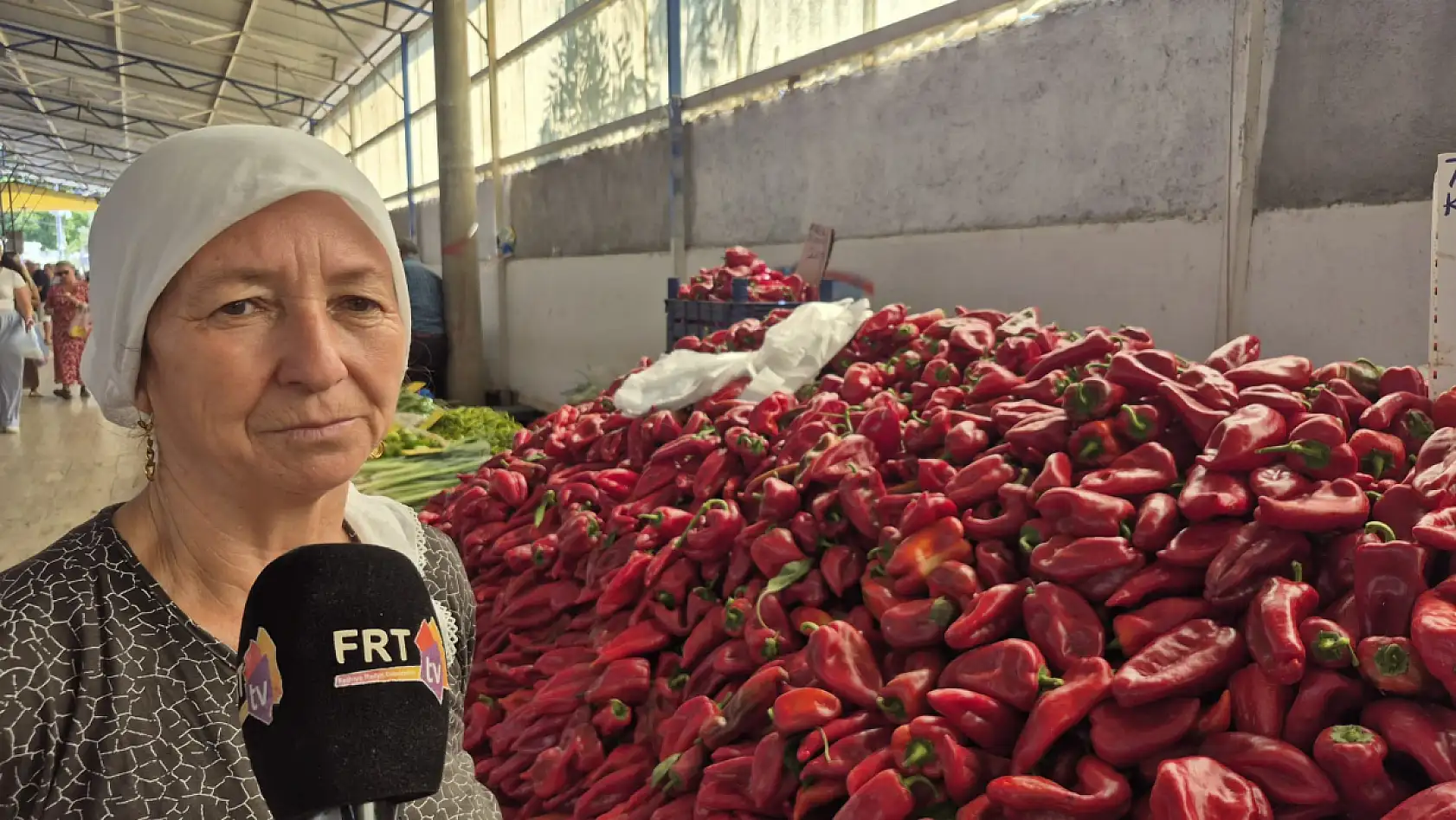 Fethiye'de Kırmızı Biberler Salça İçin Tezgahlarda