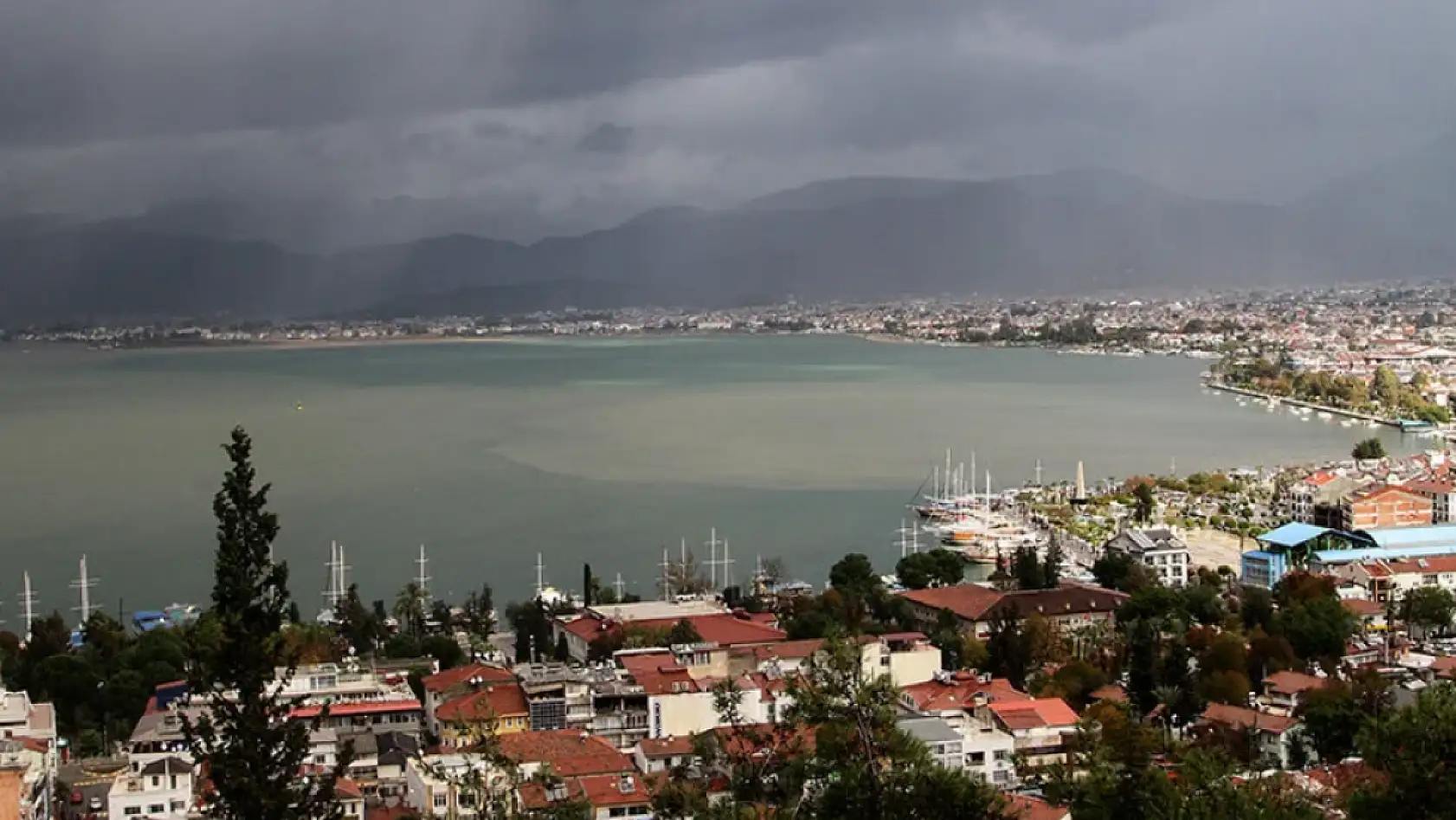 Yaz beklerken kış geldi Sıcaklık 10 derece birden düştü! Fethiye yağmura teslim oldu
