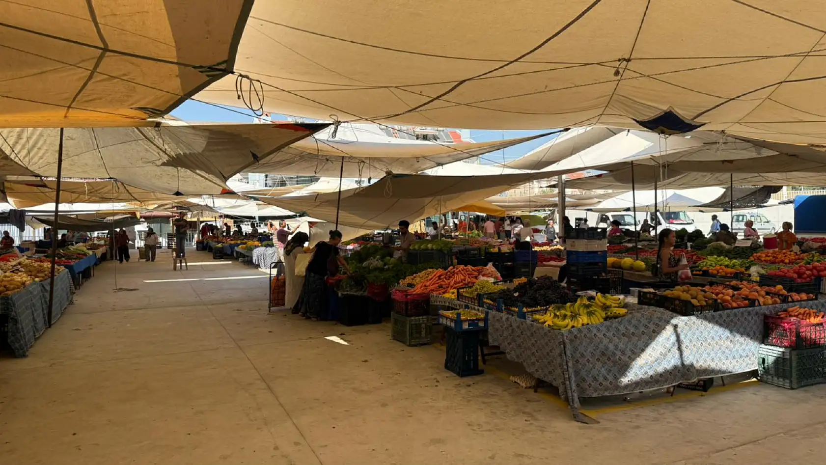 Fethiye Perşembe Pazarı'nda Esnaf Sezon Yoğunluğunu Bekliyor
