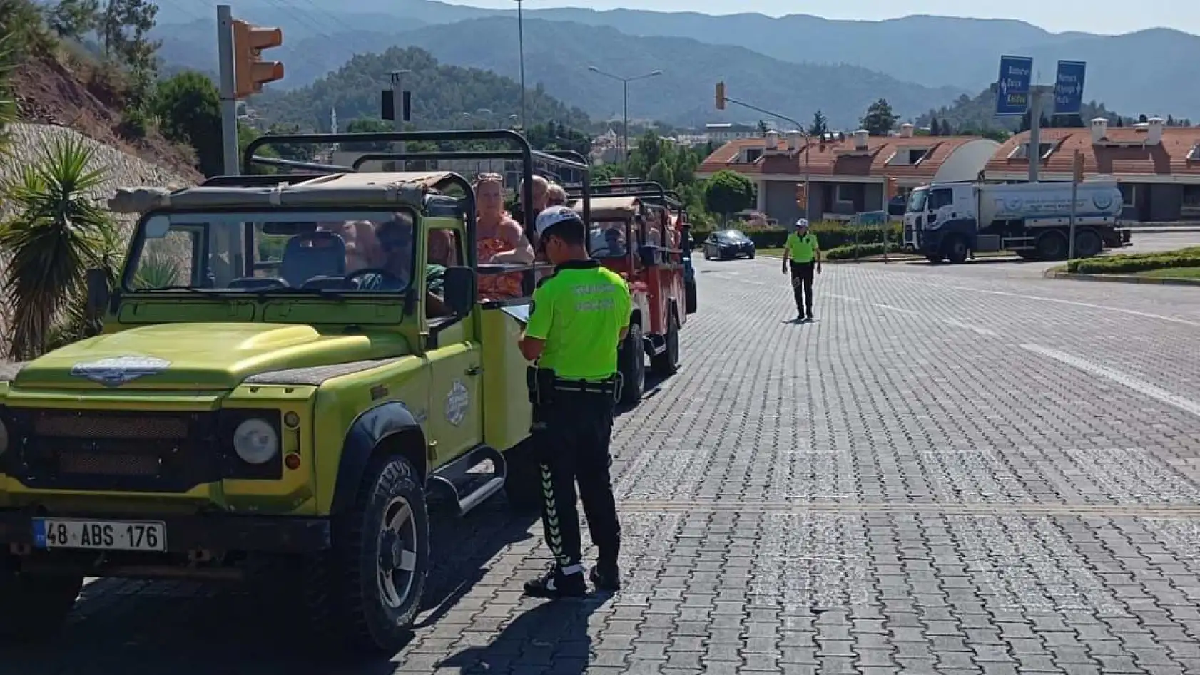 Marmaris'te trafik denetimleri aralıksız sürüyor