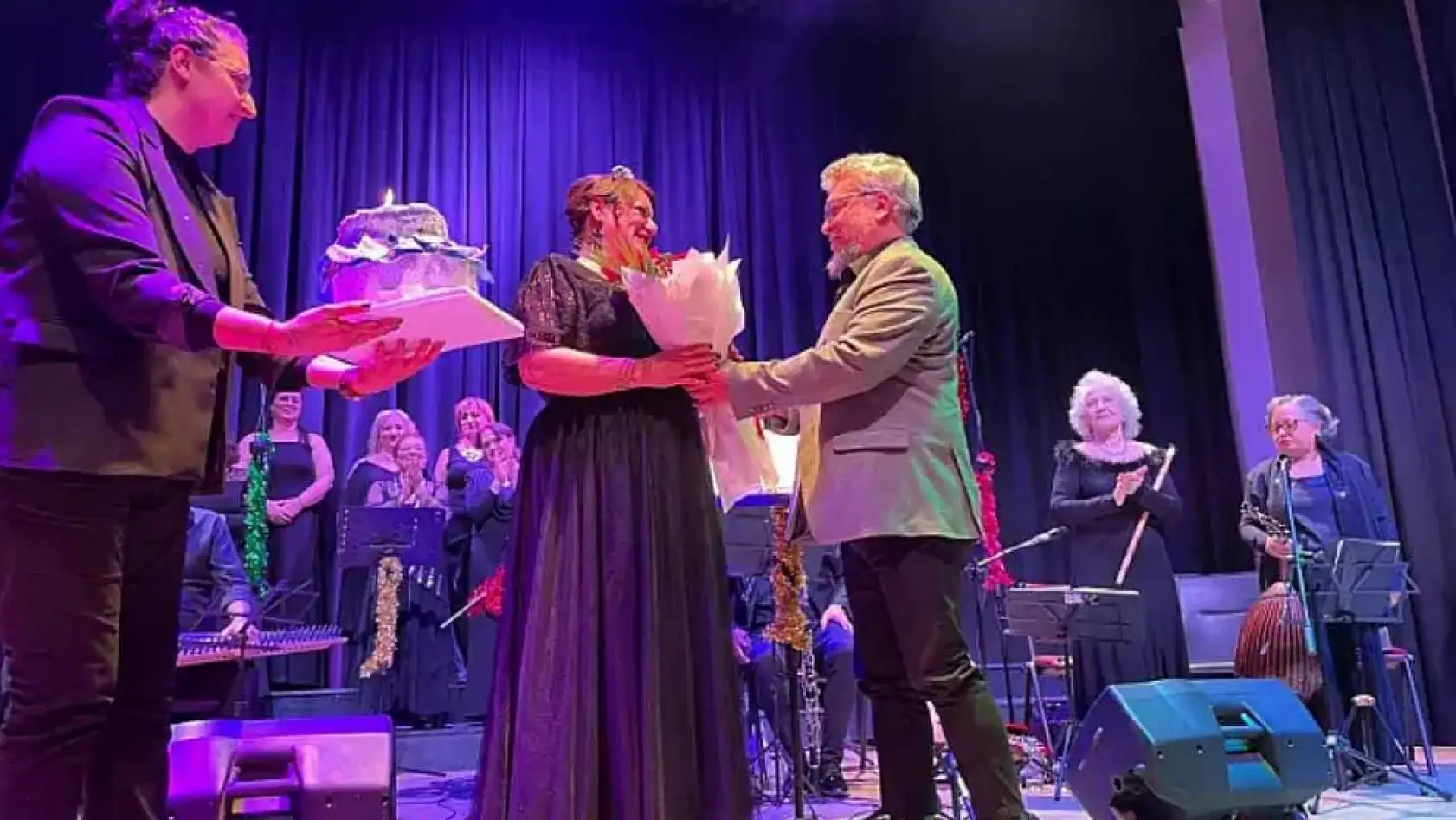 Fethiye'de sanat gecesi sürprizle taçlandı: Selin Köktener'e doğum günü kutlaması