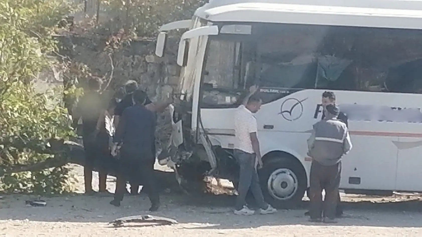 Seydikemer'de minibüs ve otomobil çarpıştı: 1 yaralı