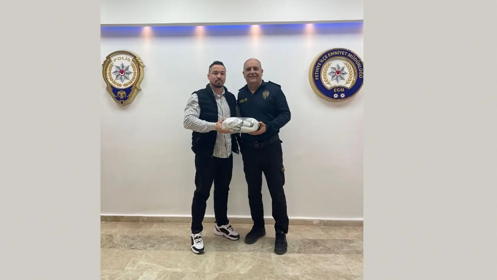 Fethiyeli Şampiyon Boksör Kubilay Alcu, Müdür Yüceur'u Ziyaret Etti