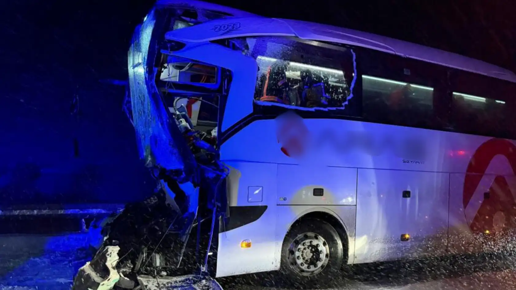 Sivas'ta yolcu otobüsü kazası: 1 ölü, 12 yaralı