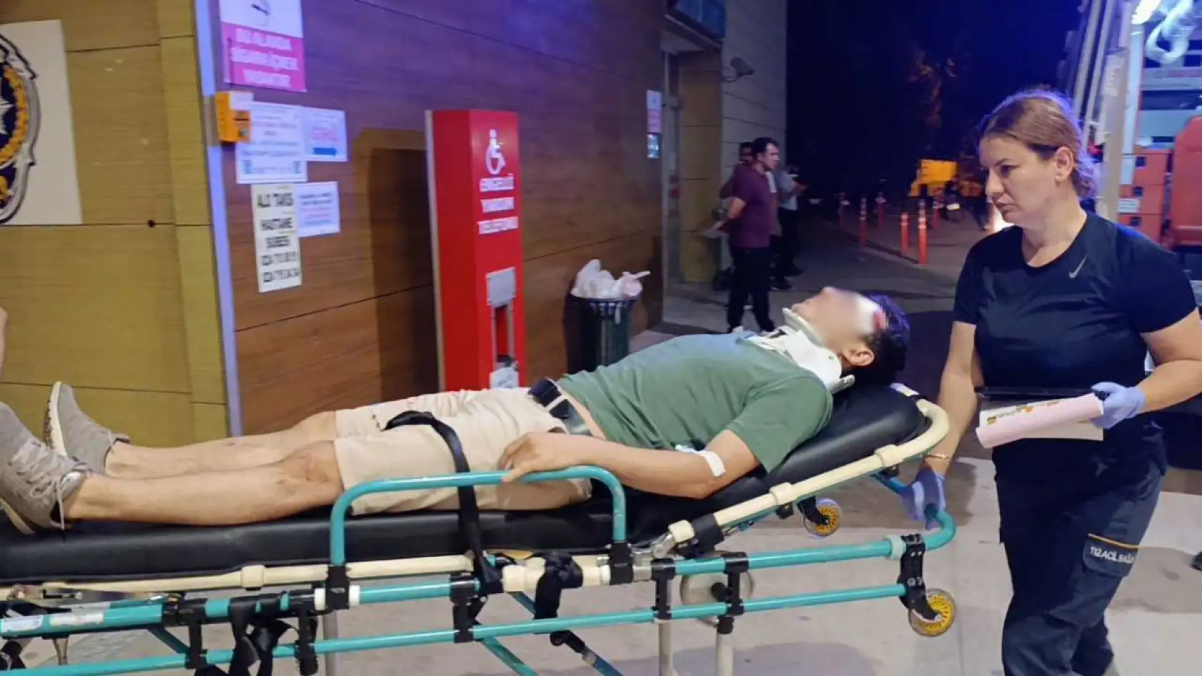 Kamyonet ile otomobil kafa kafa çarpıştı: 1'i polis 3 yaralı