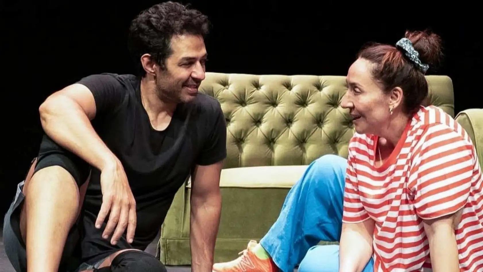 Binnur Kaya ve Mert Fırat, 'Açık Aile' oyununu sahneleyecek