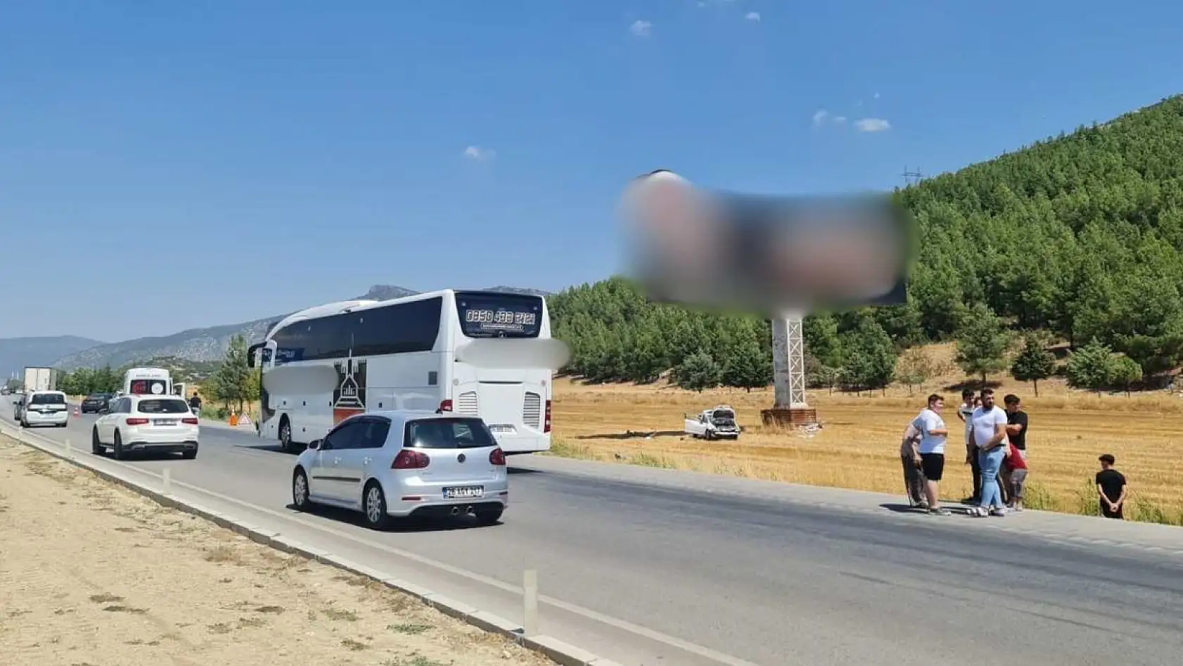 Sollamak istediği otobüse çarpıp tarlaya uçtu, 1'i ağır 3 kişi yaralandı