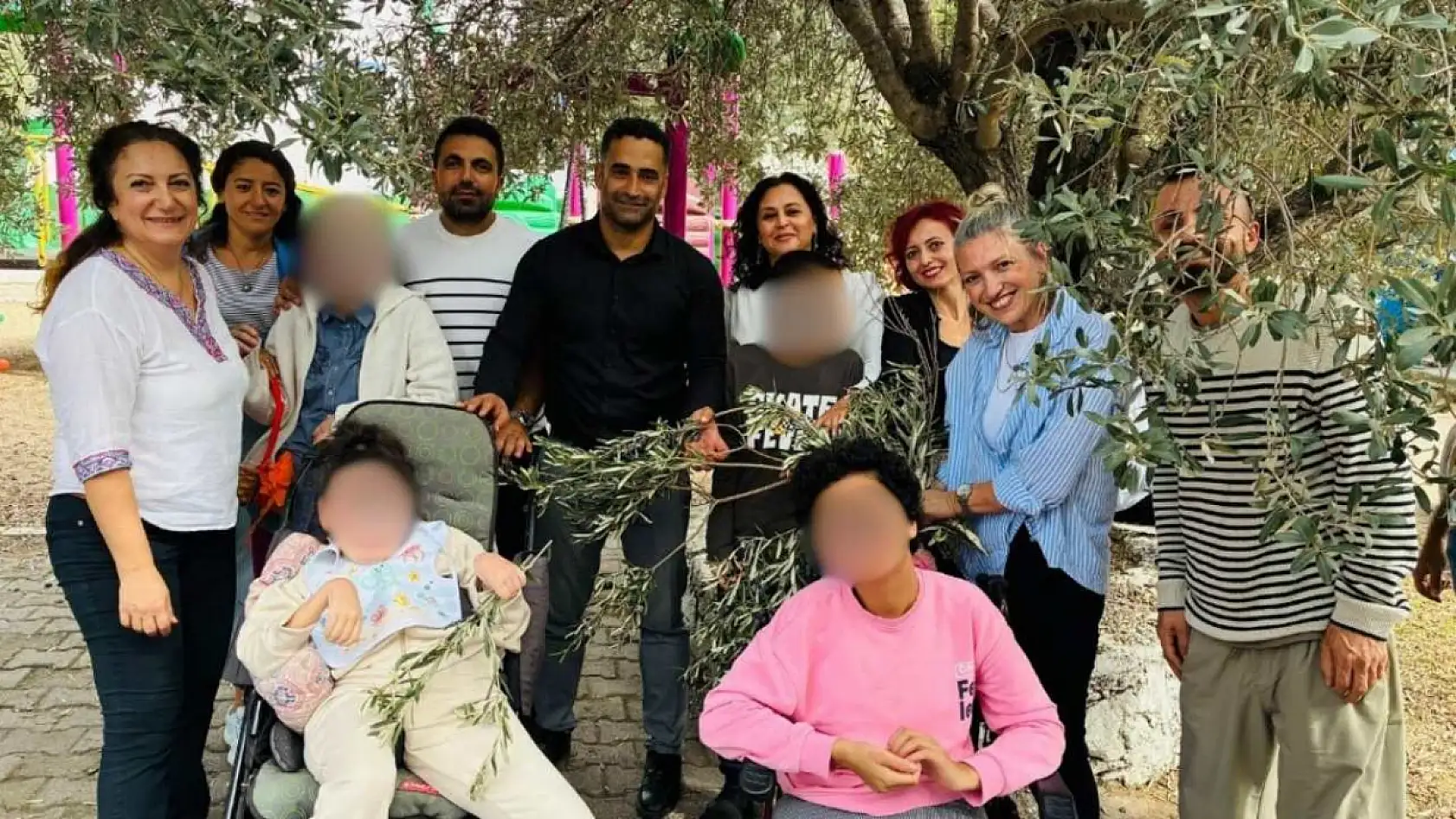 Bodrum'da engelli öğrenciler zeytin hasadı yaptı