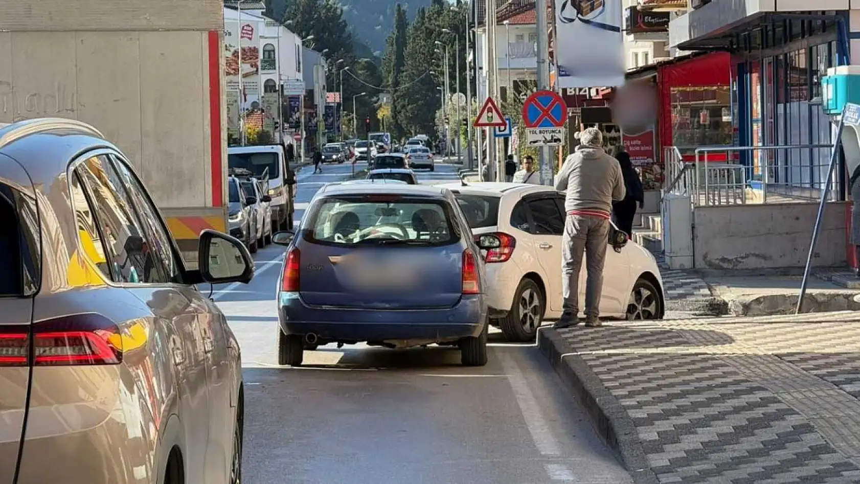 Fethiye'de iki araç çarpıştı maddi hasar oluştu