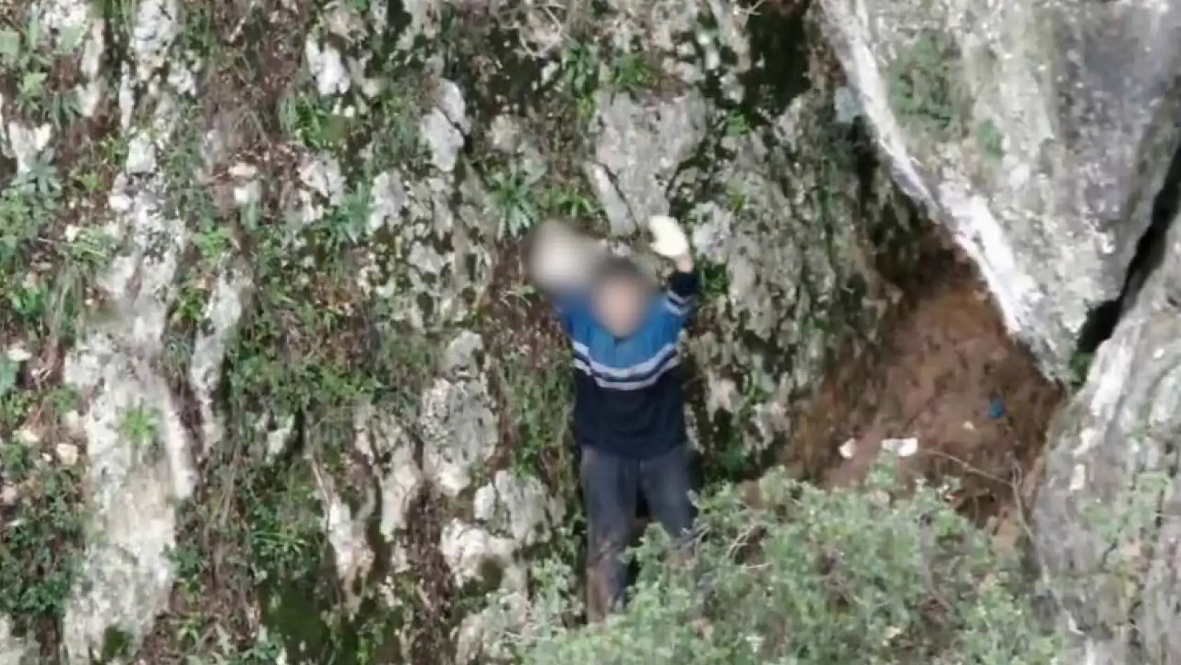 Yaşam için son çığlığı 4'üncü gün duyuldu: Dağın zirvesinde mahsur kalan genç için ekipler seferber oldu