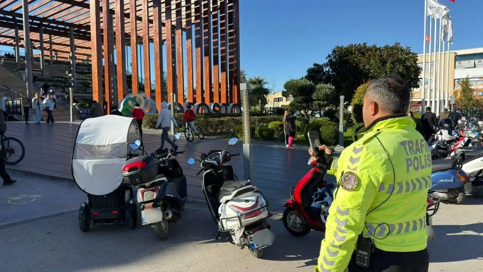 Fethiye'de Yaya Geçişini Engelleyen Motosikletlere Ceza Uygulandı