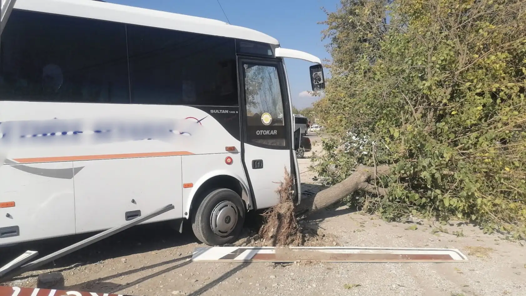 Seydikemer'de minibüs ve otomobil çarpıştı: 1 yaralı