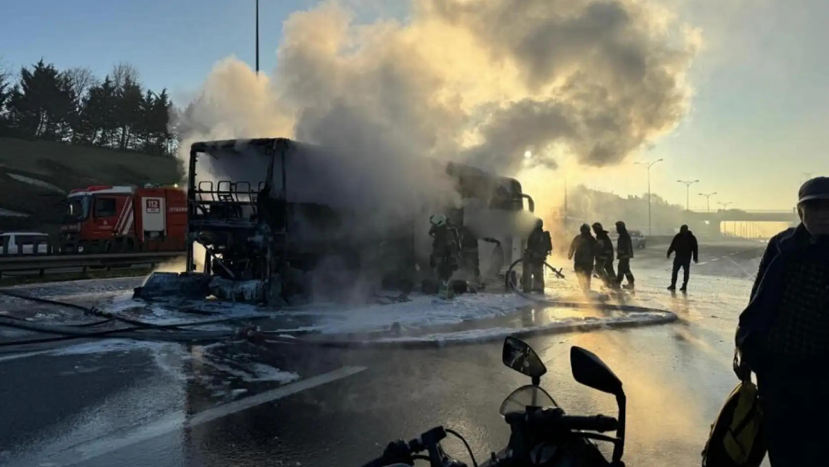Yolcu otobüsü alevlere teslim oldu: 25 kişi ölümden döndü