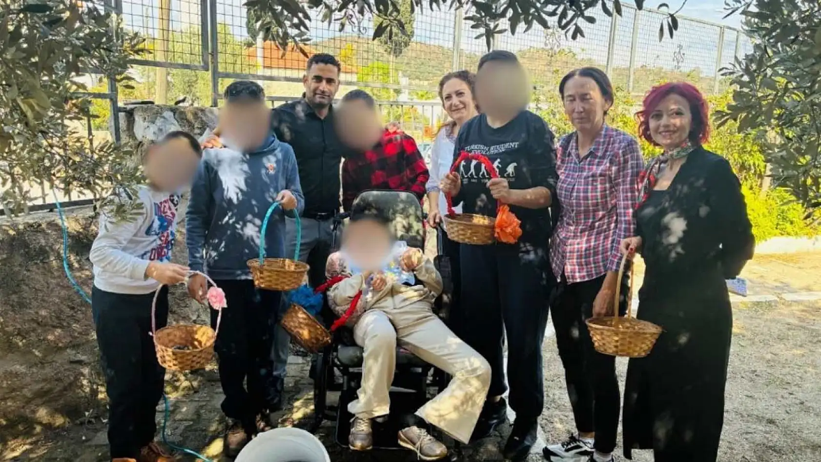 Bodrum'da engelli öğrenciler zeytin hasadı yaptı