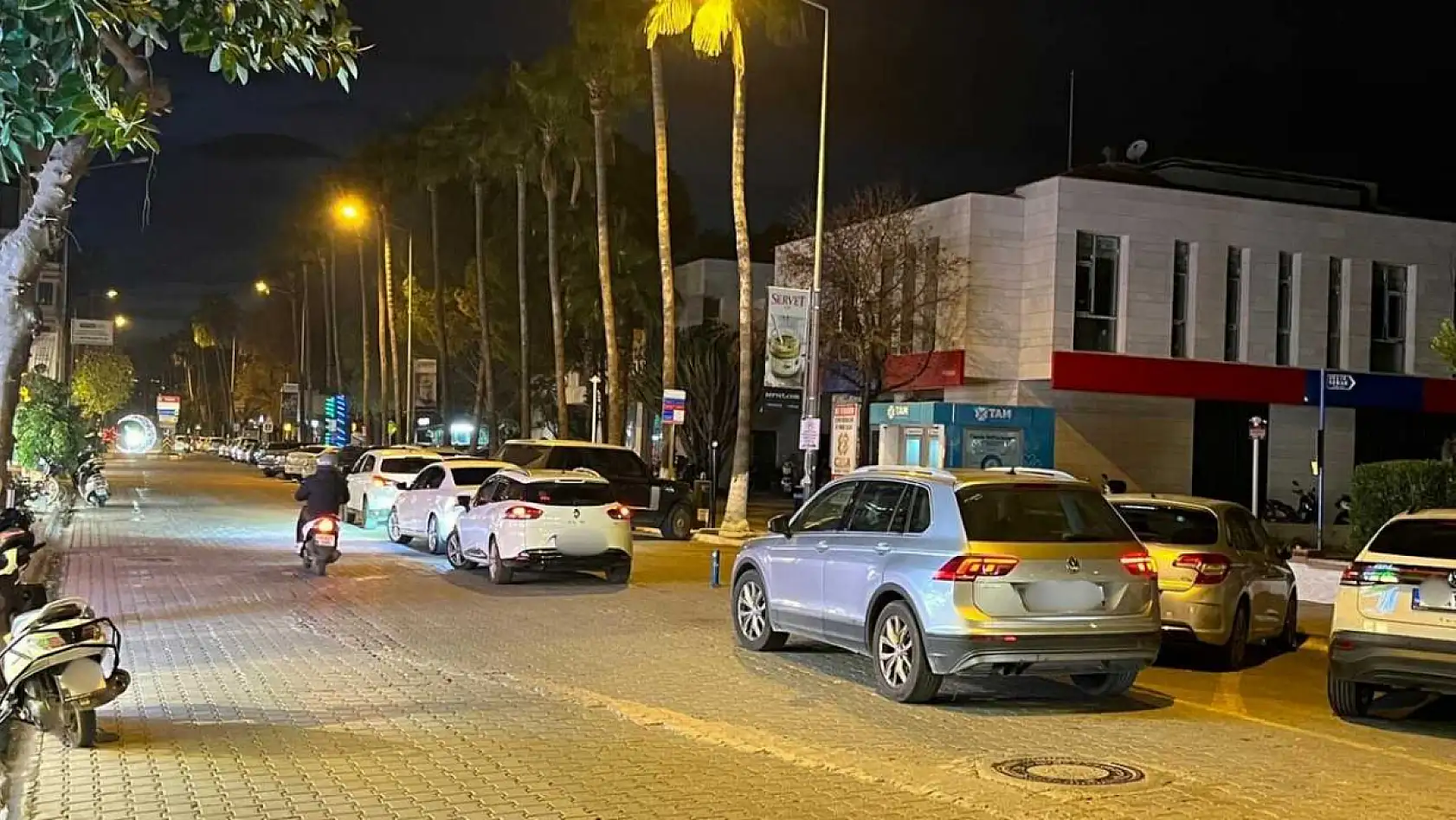 Fethiye Çarşı Caddesi'nde çift sıra park trafiği kilitliyor