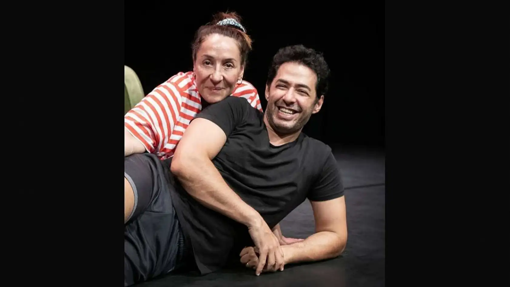 Binnur Kaya ve Mert Fırat, 'Açık Aile' oyununu sahneleyecek