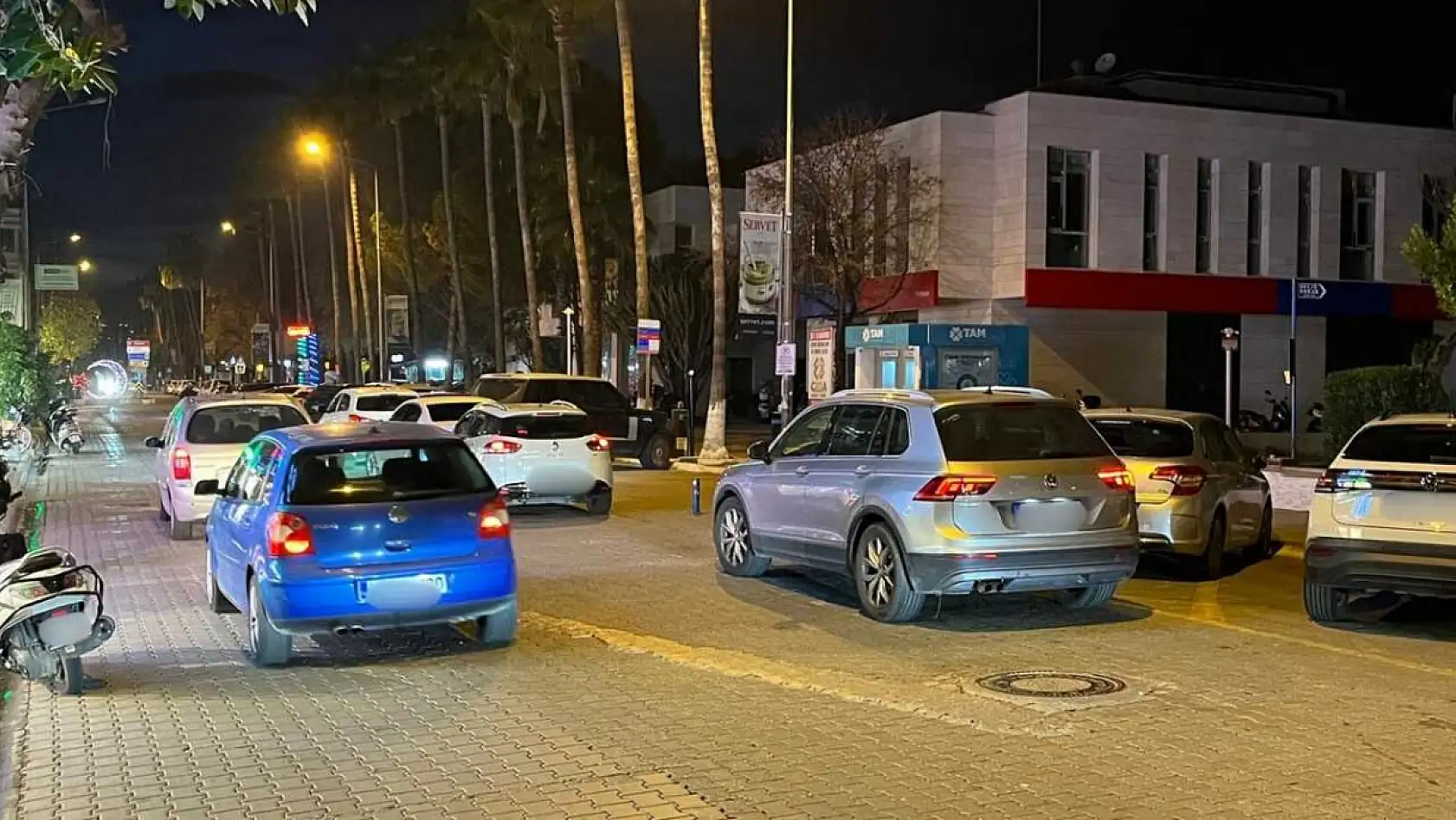Fethiye Çarşı Caddesi'nde çift sıra park trafiği kilitliyor