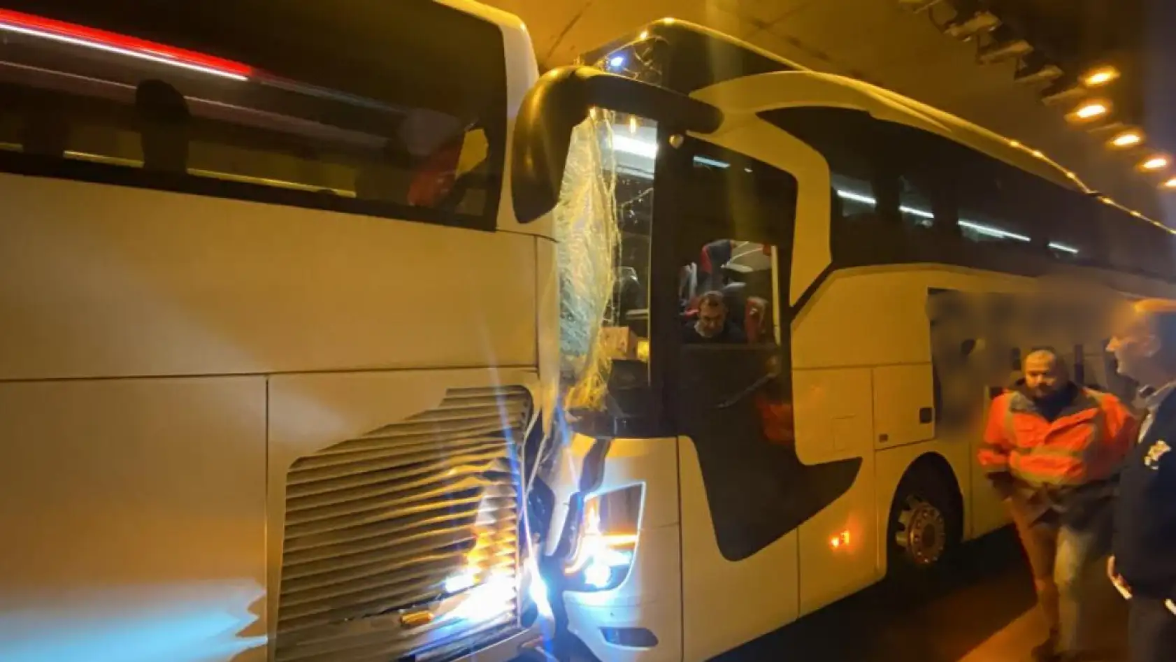 İki yolcu otobüsü ve tır kazaya karıştı: 14 yaralı