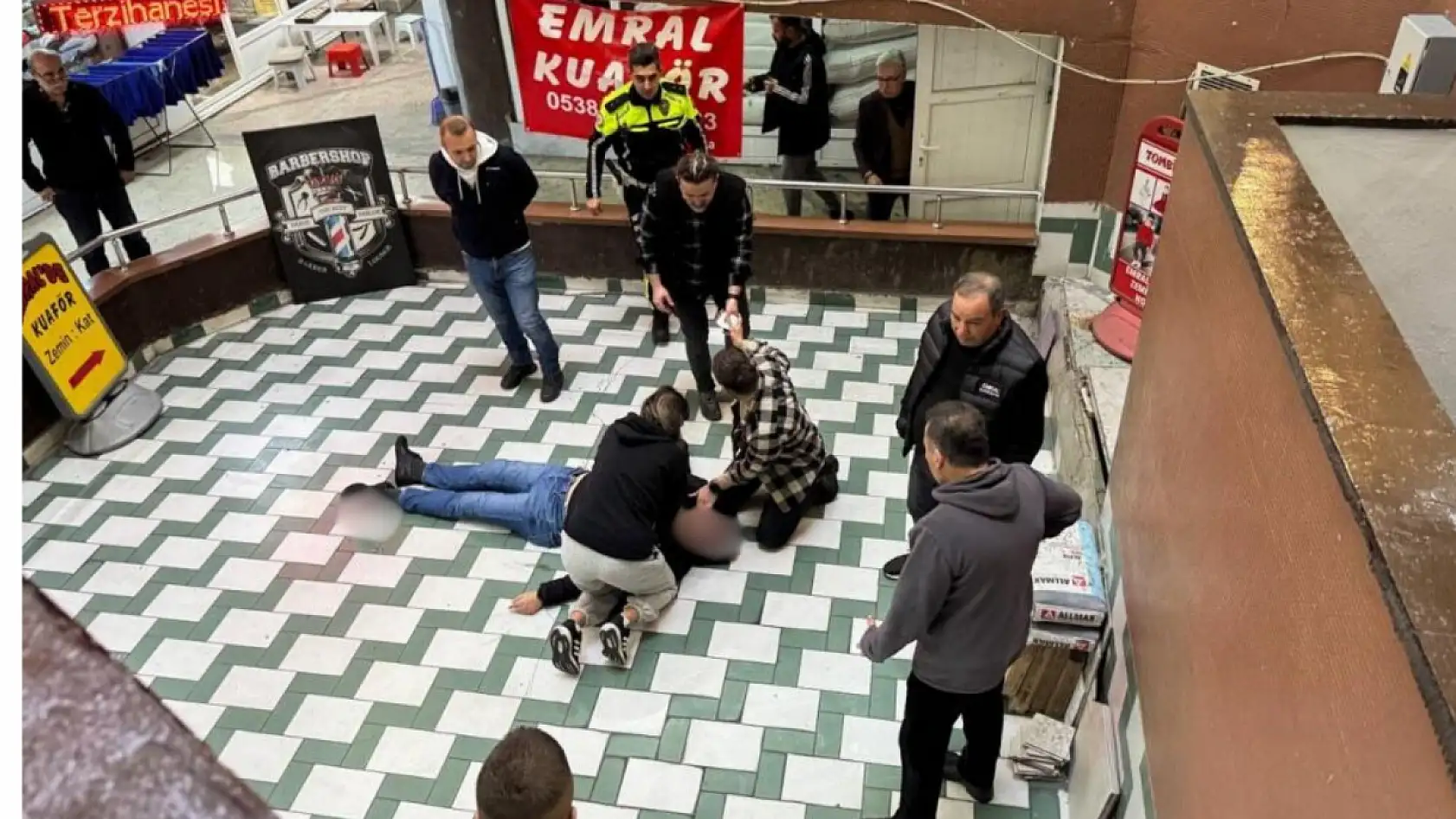 Alışveriş merkezinde kendini üçüncü kattan boşluğa bıraktı