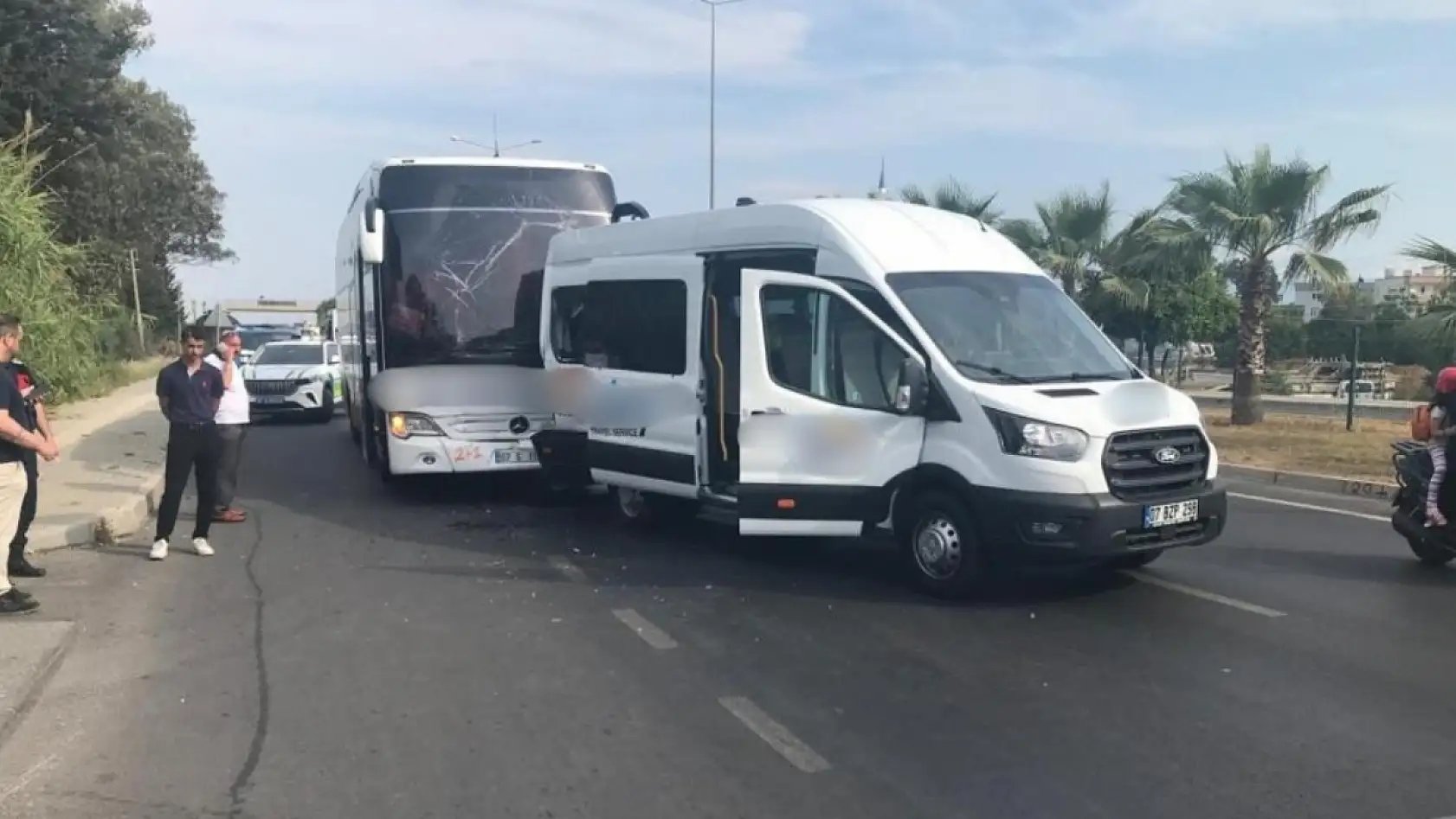 Tur aracında can pazarı! Otobüsle çarpıştı, yaralılar Var