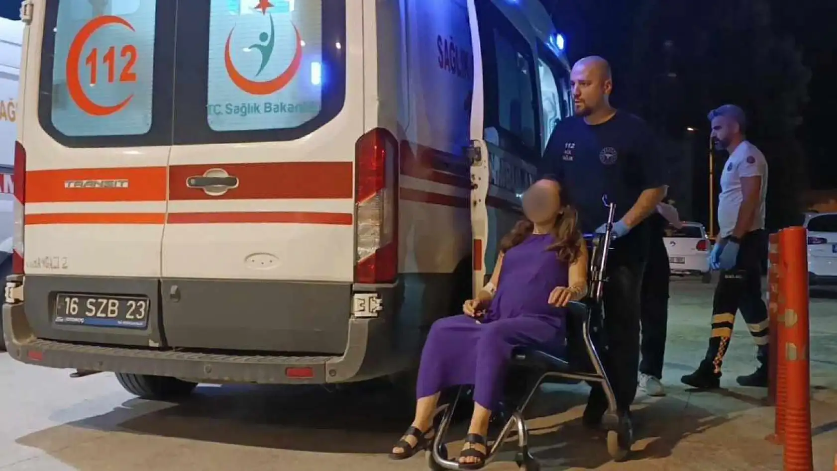 Kamyonet ile otomobil kafa kafa çarpıştı: 1'i polis 3 yaralı