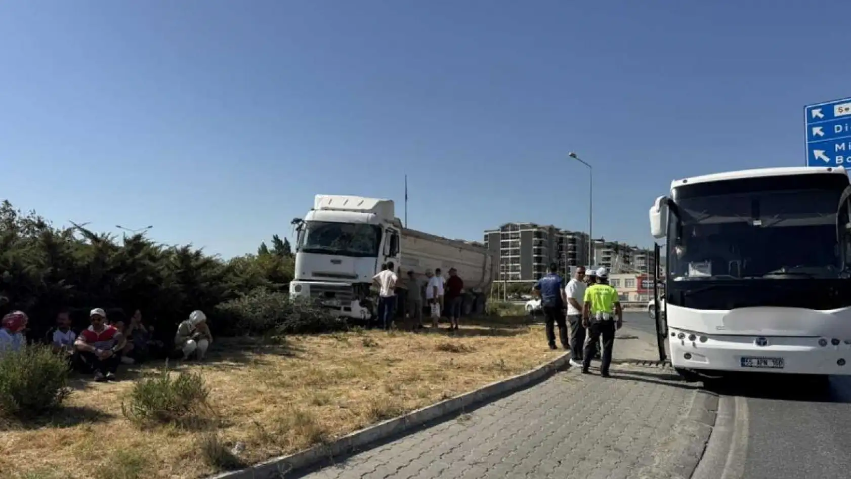 Söke-Kuşadası Yolu'nda tırın çarptığı gezi otobüsünde 6 kişi yaralandı