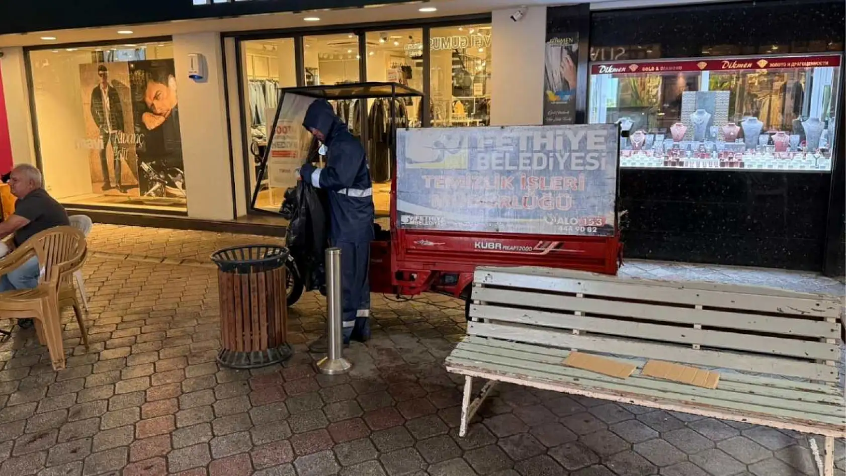 Fethiye Çarşı Caddesi'nde Yağmur Altında Temizlik Çalışması