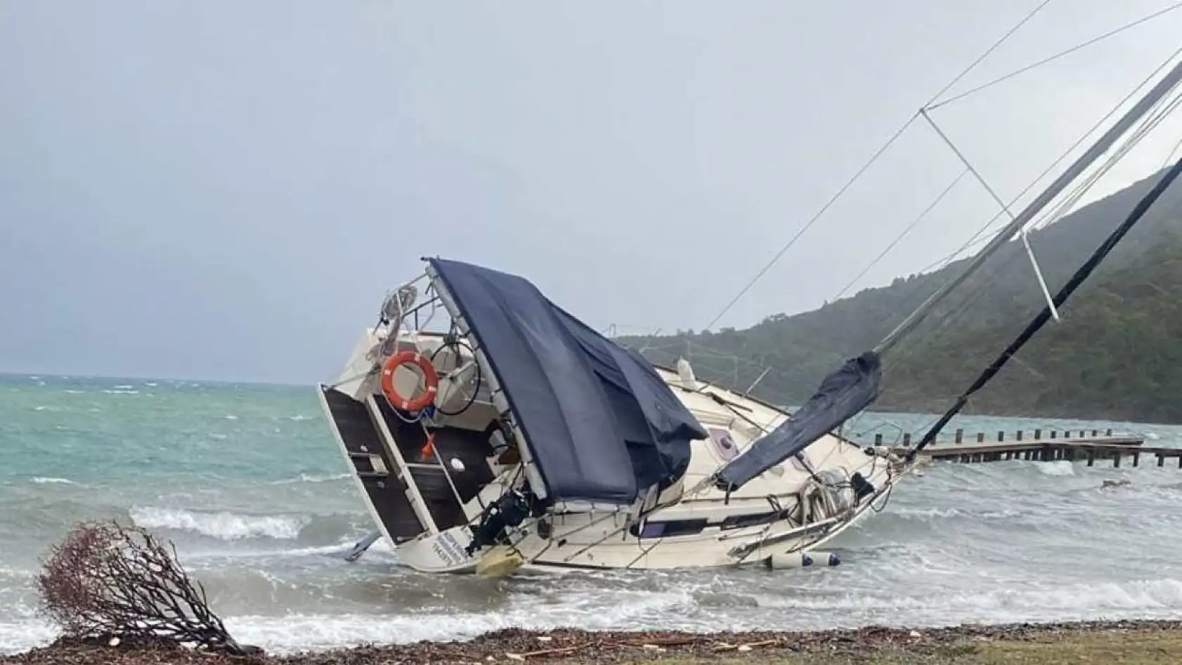 Datça'da sağanak yağış ve fırtına kurumları teyakkuza geçirdi