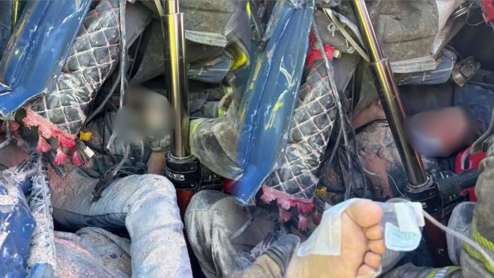 Bariyerlere saplanıp demir yığınına dönen kamyon kabininde can pazarı