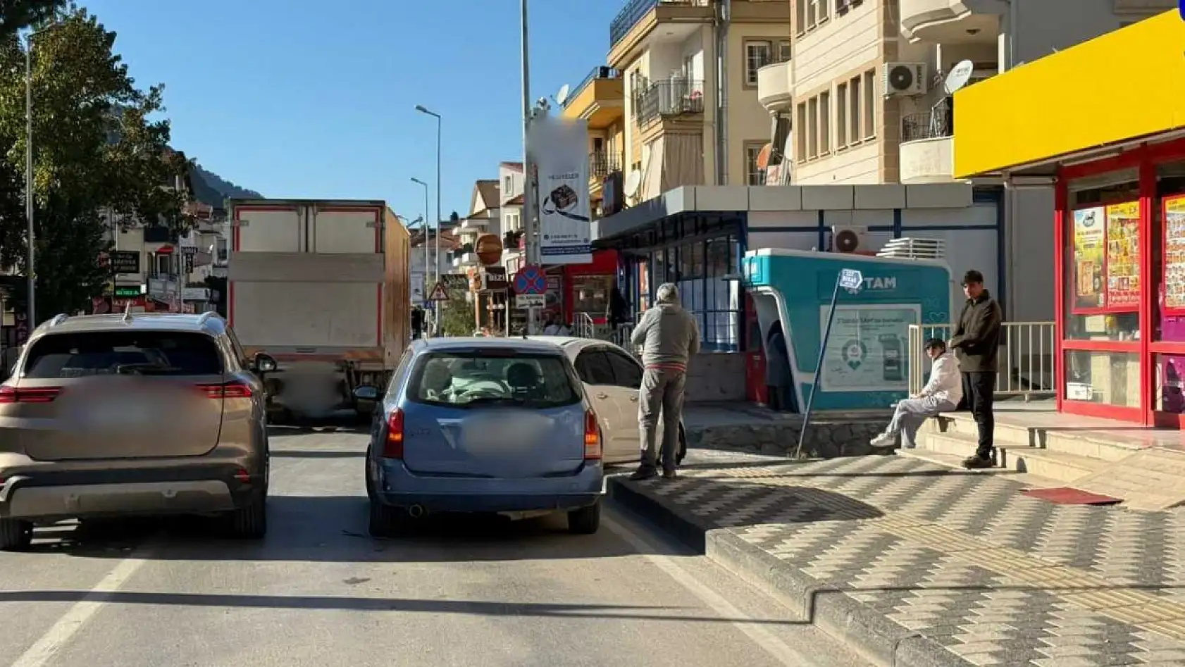 Fethiye'de iki araç çarpıştı maddi hasar oluştu