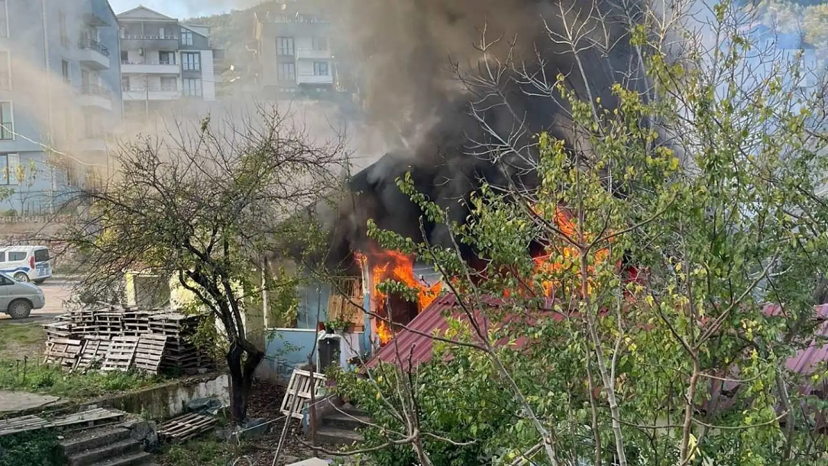 Çakmağı doldururken hem kendini hem de evi yaktı
