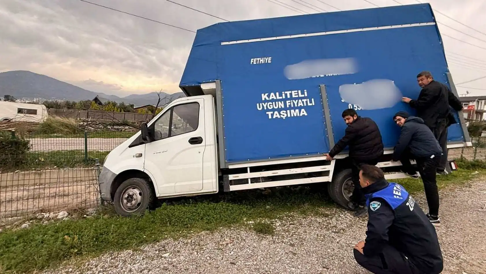 Fethiye'de Çalıca–Esenköy yolunda nakliye aracı refüje düştü