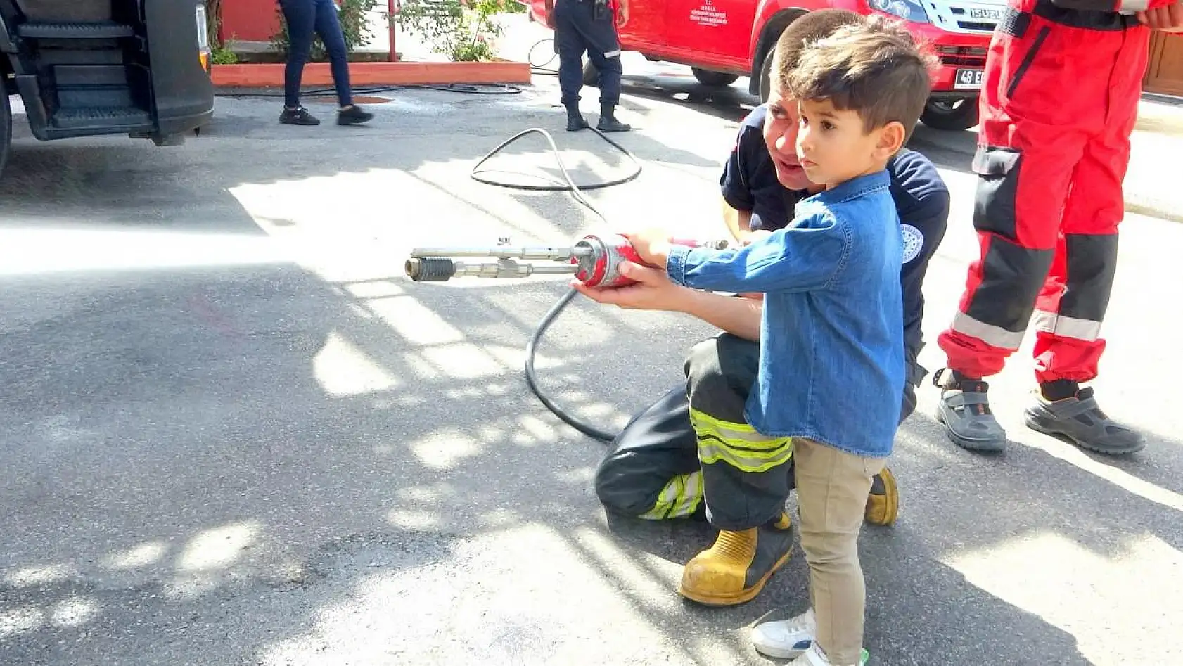 Minik itfaiyeciler parkuru başarı ile geçti