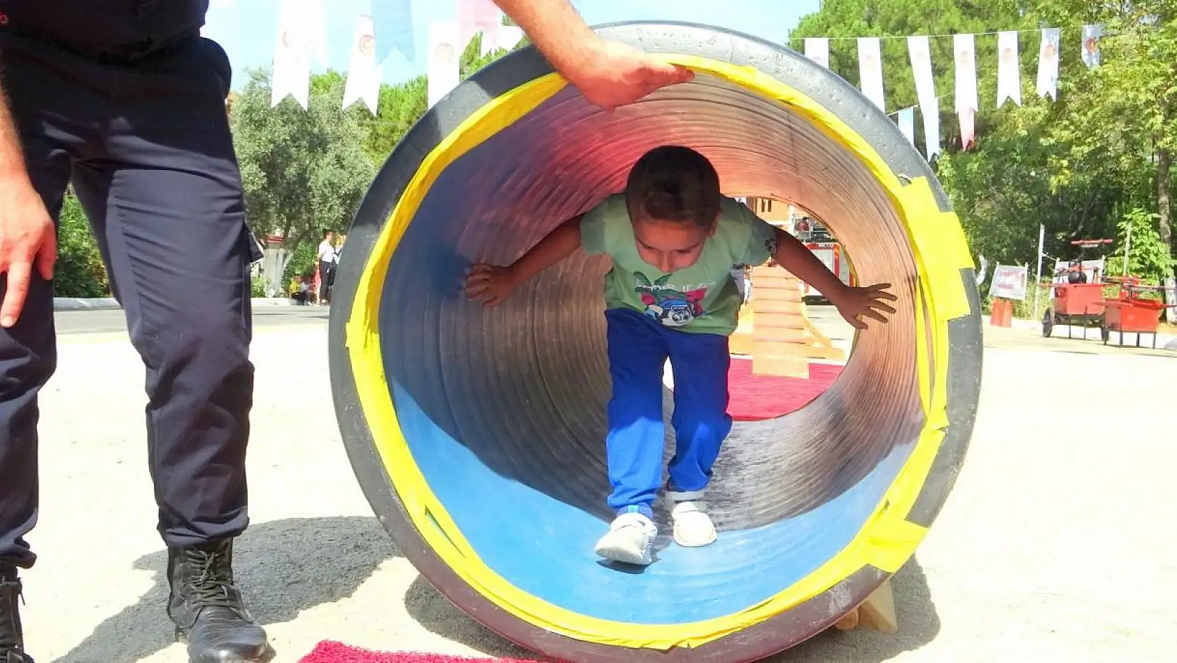 Minik itfaiyeciler parkuru başarı ile geçti