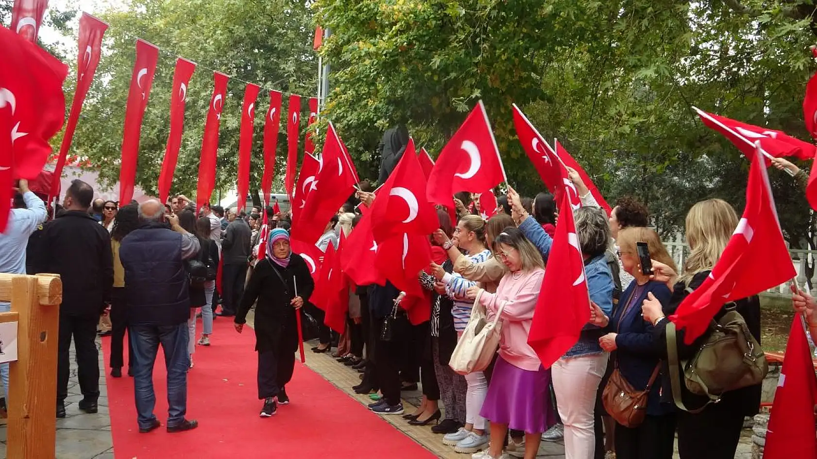 Cumhuriyet'in ışığında Cumhuriyet Kadınları defilesi