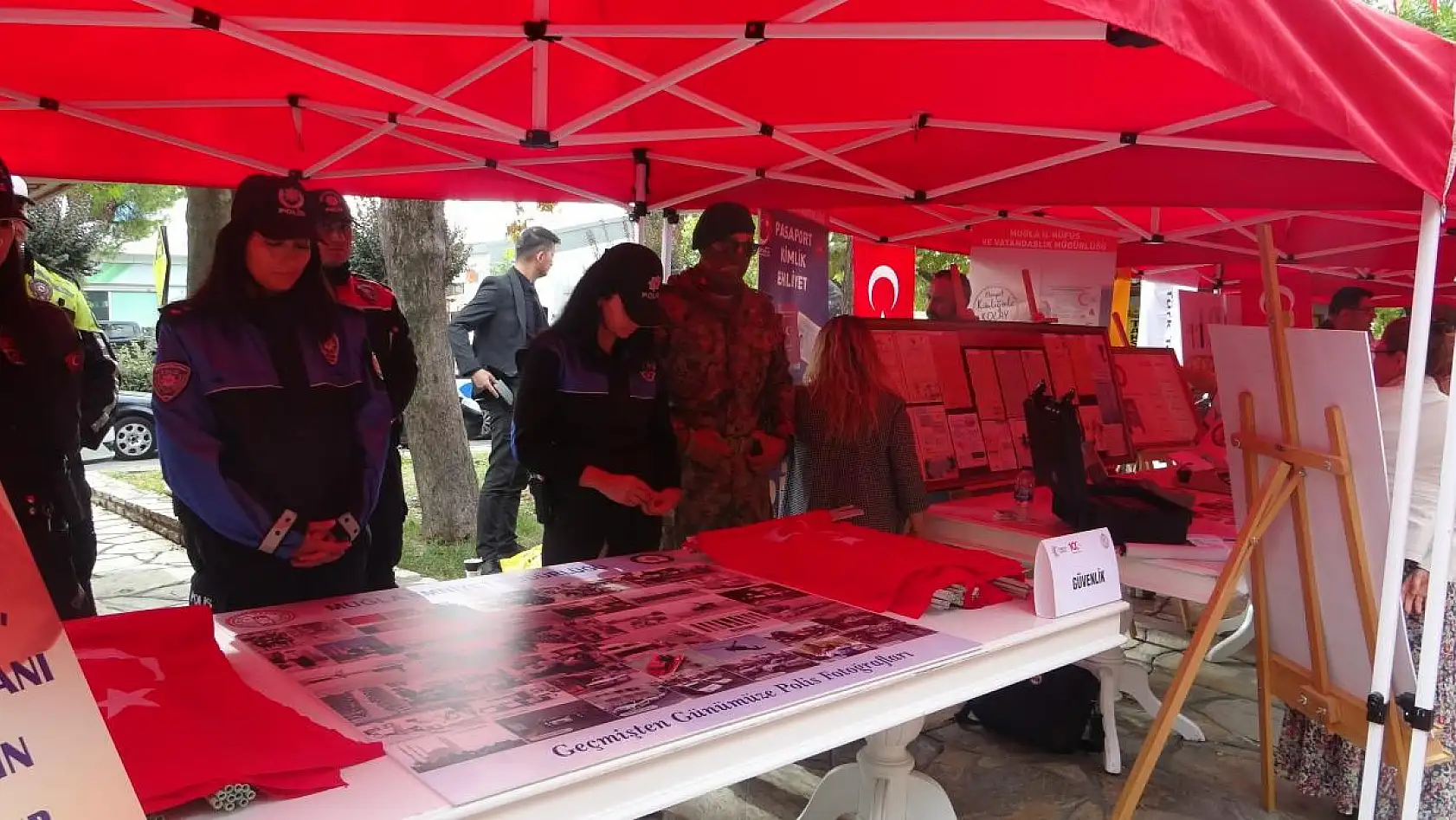 Cumhuriyet'in ışığında Cumhuriyet Kadınları defilesi