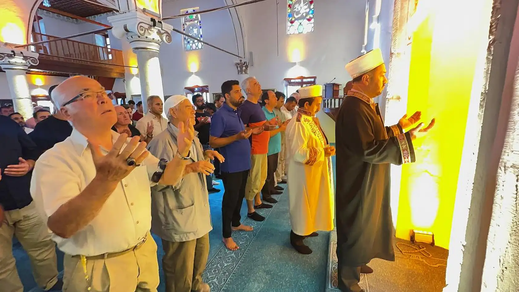 Tüm camilerde yağmur duası yapıldı