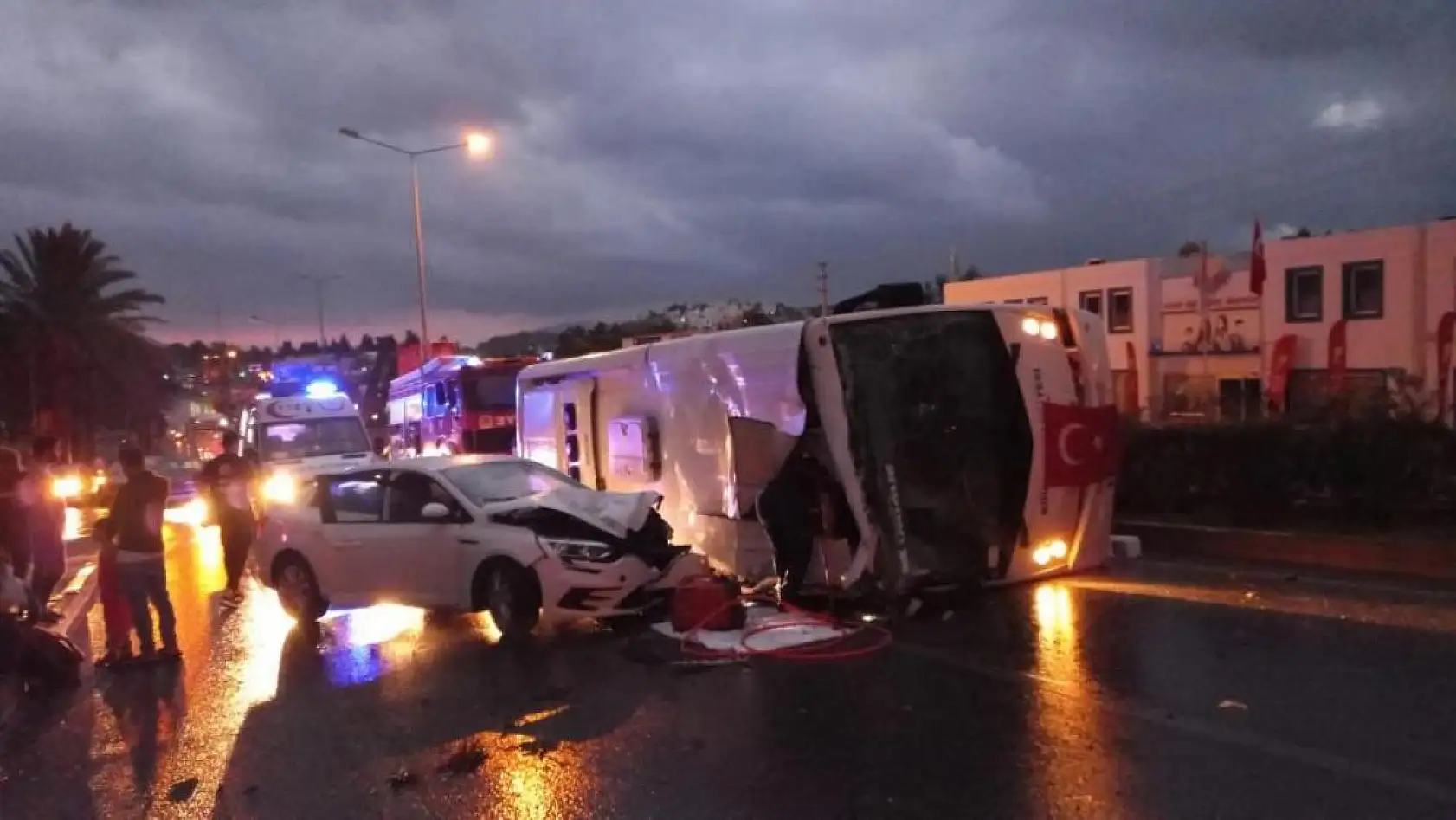 Midibüs karşı şeride geçti, 4 kişi yaralandı