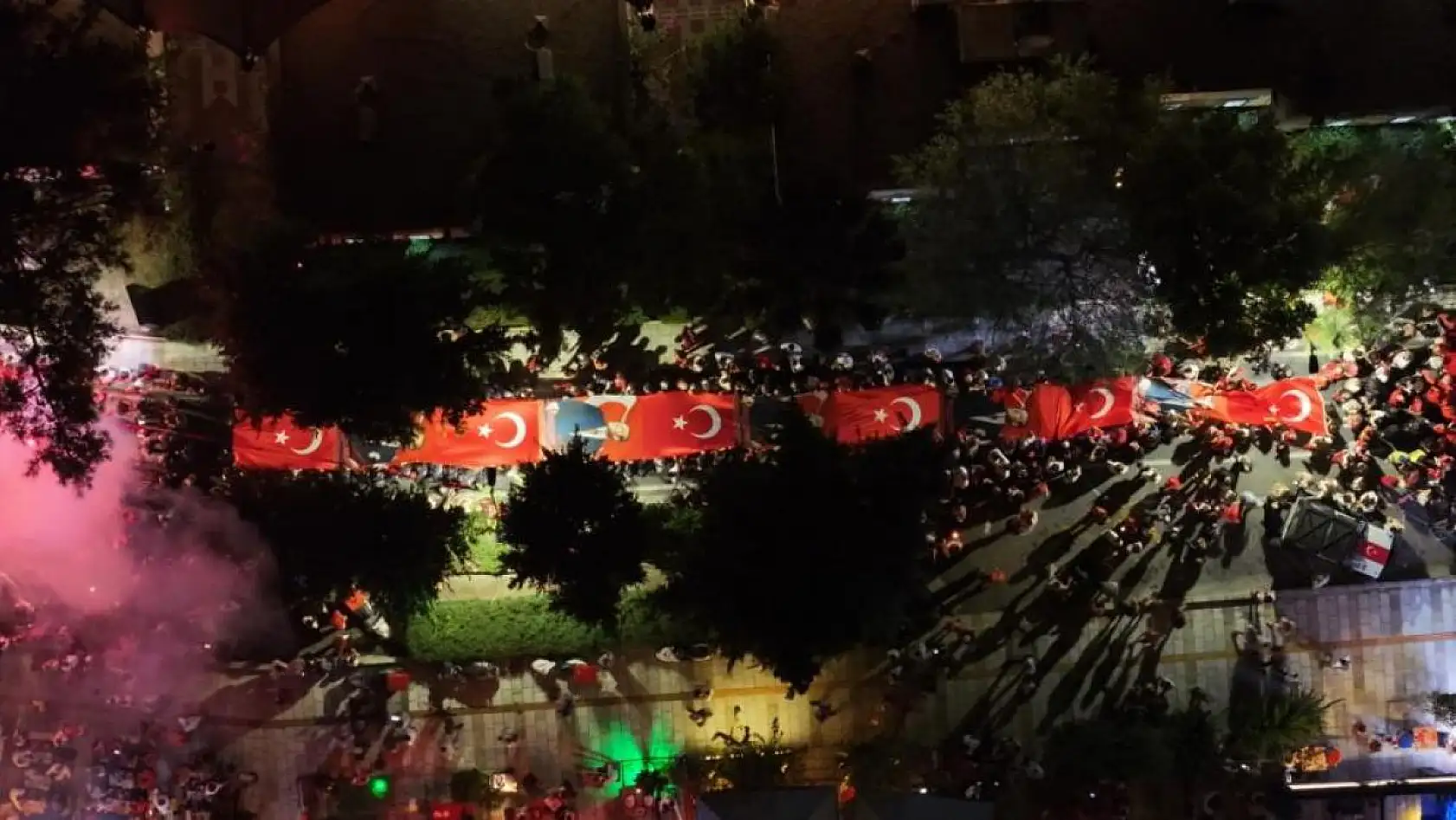 Cumhuriyet'in coşkusundan insanlar sokaklara sığmadı